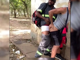 Public park tryst: worker satisfies gay hunger and spits out cum