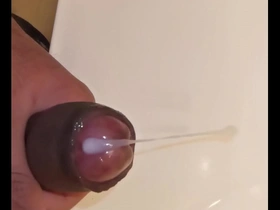 Twerking and stroking: amateurs bathroom adventure